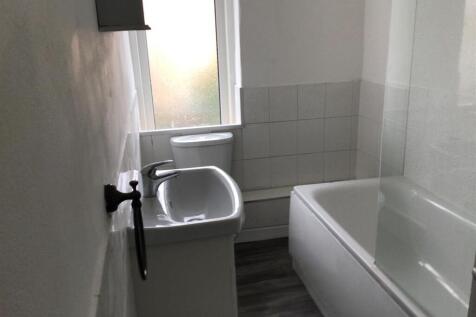 Flat 4, 8 Park Road, - bathroom 2.jpg