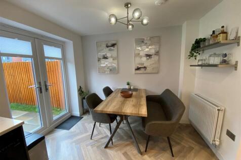 34 Fford Darwin - dining area.jpg