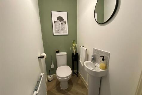 34 Ffordd Darwin - downstairs cloakroom.jpg