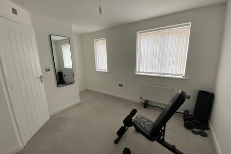 34 Ffordd Darwin -master bedroom.jpg