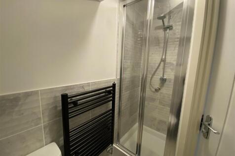 34 Ffordd Darwin - en suite (2).jpg