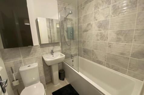 34 Ffordd Darwin - family bathroom.jpg