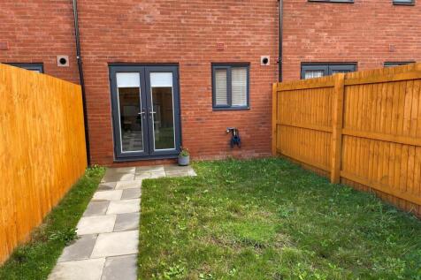 34 Ffordd Darwin - rear garden.jpg