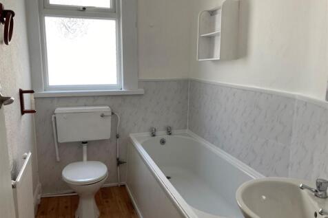 First Floor Flat, 161 Gladstone Road - bathroom.jp