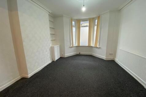 13 St Marys - living room.jpg