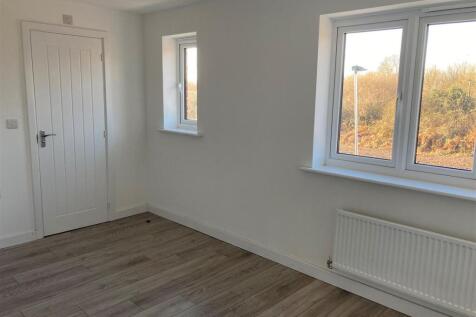 346 Church Road - bedroom one 2.jpg