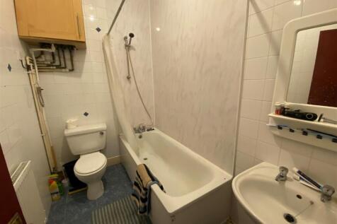 FF 242 Holton Road - bathroom.jpg