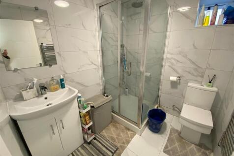 2, 206 Holton Road - bathroom.jpg