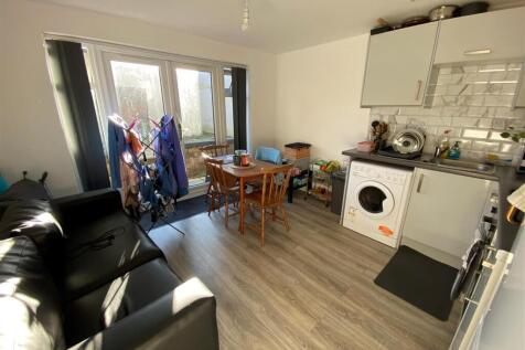 2, 206 Holton Road kitchen living room.jpg