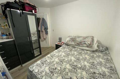 2, 206 Holton Road - bedroom.jpg