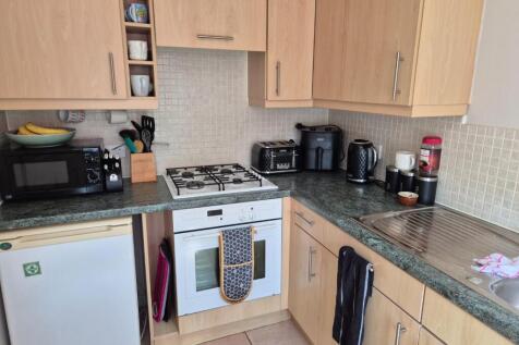 15 Grange Farm Road Kitchen.jpg