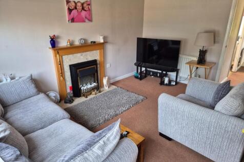 15 Grange Farm Road Lounge.jpg