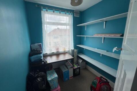small bedroom.jpg
