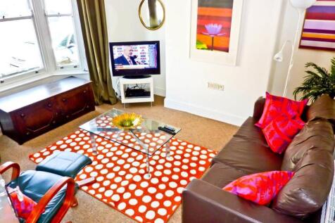 Large sitting room with cable TV.JPG