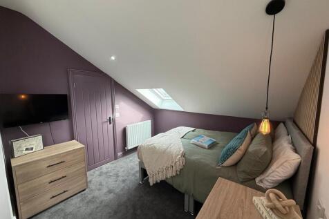 FULLY furnished room