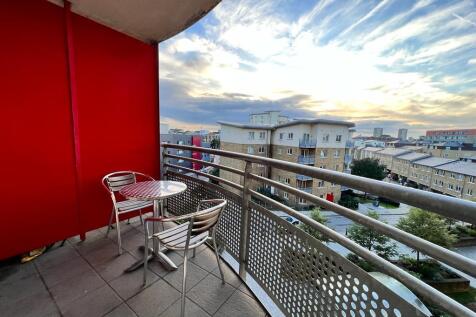 2 bed 2 bath for rent in Bow, E3