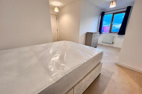2 bed 2 bath for rent in Bow, E3