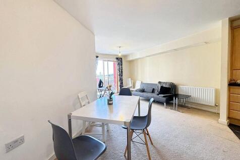 A 2 bed 2 bath flat to rent in Baw;E3