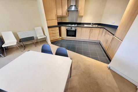 A 2 bed 2 bath flat to rent in Baw;E3
