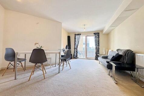 A 2 bed 2 bath flat to rent in Baw;E3