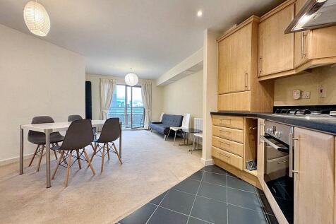 A 2 bed 2 bath flat to rent in Baw;E3