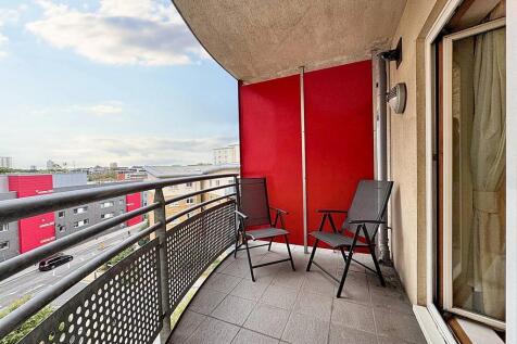 A 2 bed 2 bath flat to rent in Baw;E3