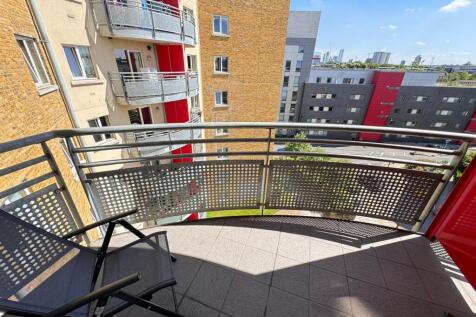 A 2 bed 2 bath flat to rent in Baw;E3