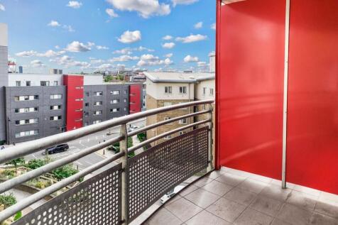 A 2 bed 2 bath flat to rent in Baw;E3