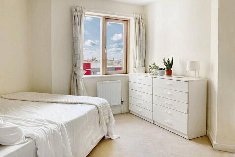 A 2 bed 2 bath flat to rent in Baw;E3