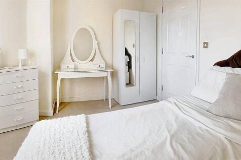 A 2 bed 2 bath flat to rent in Baw;E3