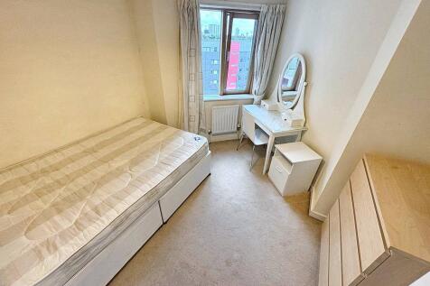 A 2 bed 2 bath flat to rent in Baw;E3