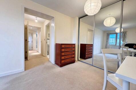 A 2 bed 2 bath flat to rent in Baw;E3