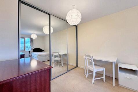 A 2 bed 2 bath flat to rent in Baw;E3