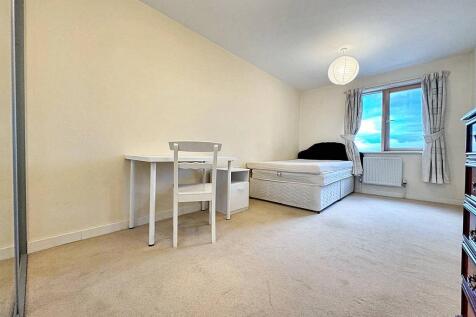 A 2 bed 2 bath flat to rent in Baw;E3