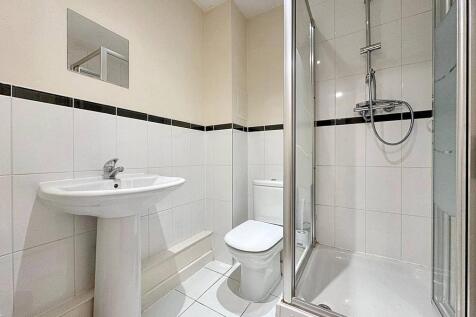 A 2 bed 2 bath flat to rent in Baw;E3