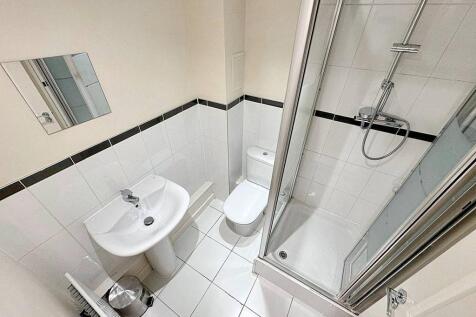 A 2 bed 2 bath flat to rent in Baw;E3