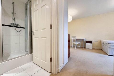 A 2 bed 2 bath flat to rent in Baw;E3