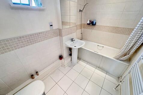 A 2 bed 2 bath flat to rent in Baw;E3