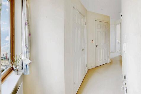A 2 bed 2 bath flat to rent in Baw;E3