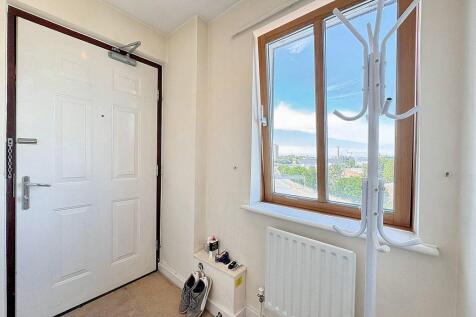 A 2 bed 2 bath flat to rent in Baw;E3