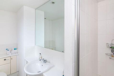 En suite shower.jpg