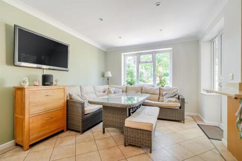 Kitchen seating area