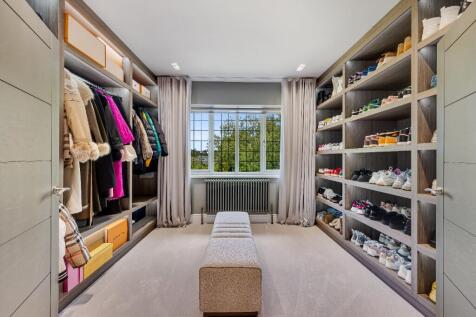 Walk-In Wardrobe