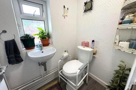 Bathroom 1.jpeg