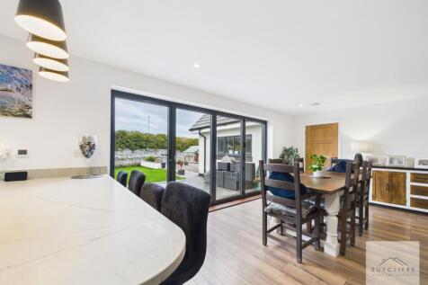 Kitchen / Dining Area