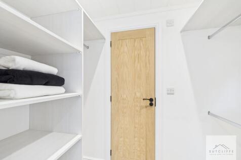 Walk in Wardrobe &amp; EnSuite