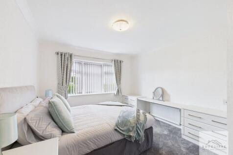 Primary Bedroom &amp; Walk In Wardrobe