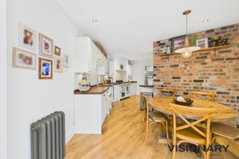 CAM03522G0-PR0220-STILL013