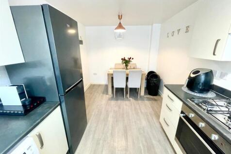 Kitchen 2.jpg