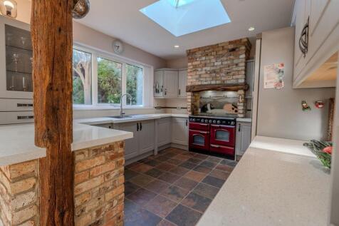 Fully Fitted Kitchen